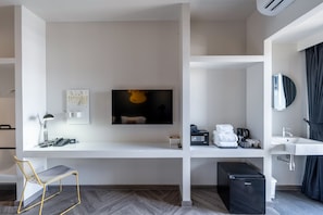 Premium bedding, in-room safe, desk, blackout curtains