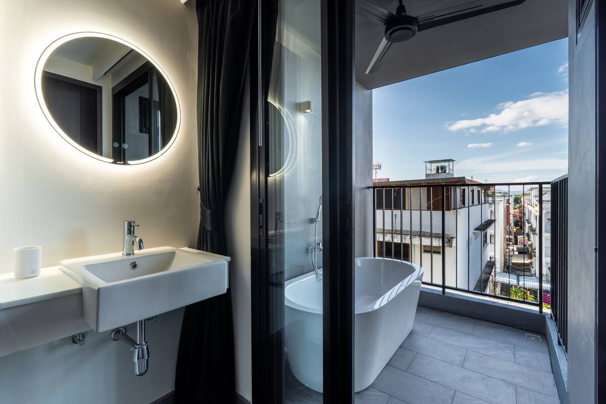Ein modernes Badezimmer mit Waschbecken, Spiegel und Badewanne.