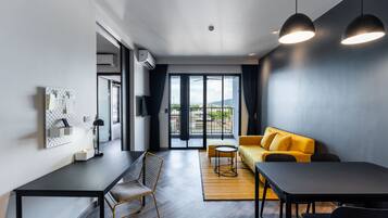 Family Studio Suite | Living area | Flat-screen TV