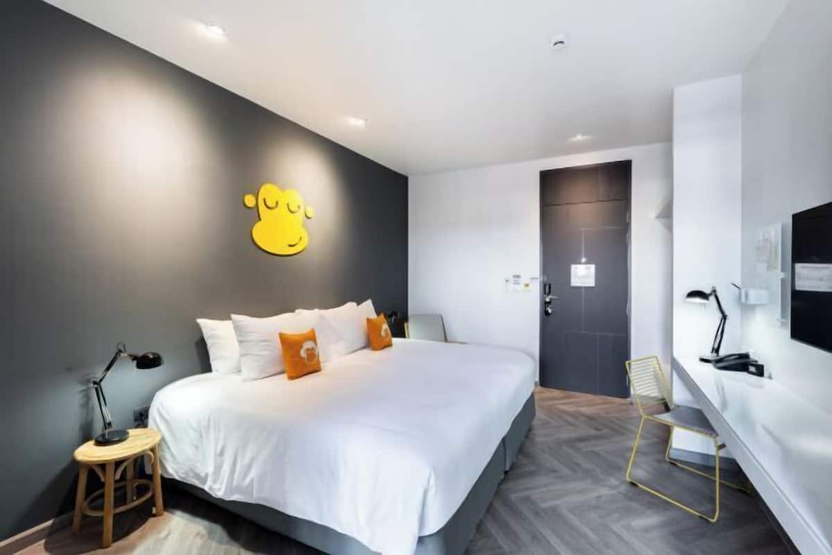 Ropa de cama de alta calidad y caja de seguridad en la habitación