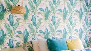 3 bedrooms, desk, WiFi, bed sheets