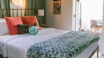 1 bedroom, desk, WiFi, bed sheets