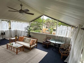 TV - Tree Top Getaway- Sleeps 4 (Gulfport)