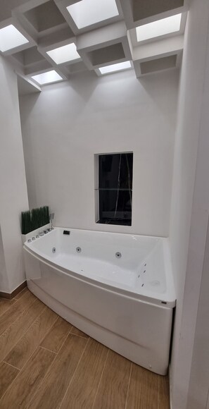 Jetted tub, hair dryer, bidet, towels - PALMHOUSE Salerno center with jacuzzi, separate entrance near Metro. (Salerno)
