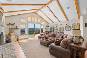 Smart TV, fireplace, ping pong - Sky Canyon Lodge by AvantStay | Views + Hot Tub (Lake Arrowhead)