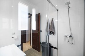 Dusche, Haartrockner, Handtücher