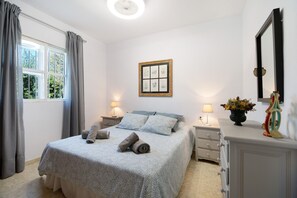 2 bedrooms, iron/ironing board, WiFi, bed sheets - Holiday Home "Las Golondrinas" with Private Pool, Private Terrace and Wi-Fi (Chiclana de la Frontera)