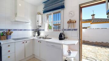 Jääkaappi, mikroaaltouuni, liesi, astianpesukone