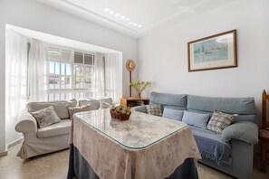 TV - Holiday Home "Las Golondrinas" with Private Pool, Private Terrace and Wi-Fi (Chiclana de la Frontera)