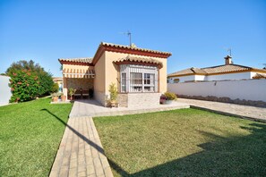 Exterior - Holiday Home "Las Golondrinas" with Private Pool, Private Terrace and Wi-Fi (Chiclana de la Frontera)
