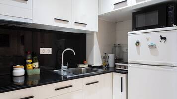 Réfrigérateur, micro-ondes, plaque de cuisson, cafetière/bouilloire