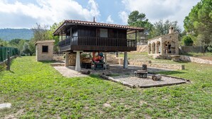 A rustic villa with a balcony, a stone building, and a grassy yard. - Holiday Home "Horrio" with Mountain View, Shared Pool & Wi-Fi (Querol)