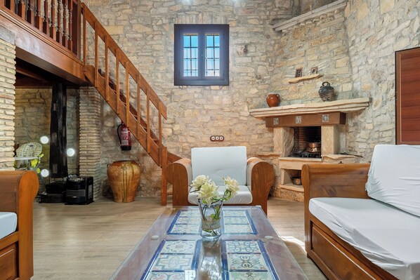 Interior - Chalet "Casa de Pedra" with Mountain View, Shared Pool & Wi-Fi (Querol)