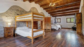 6 bedrooms, desk, free WiFi, bed sheets