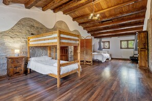 6 slaapkamers, een bureau, gratis wifi, beddengoed