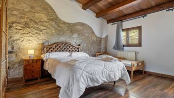 6 bedrooms, free WiFi, bed sheets