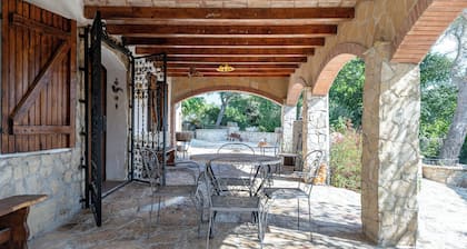 Chalet "Can Tronc" mit Bergblick, Gemeinschaftspool und WLAN