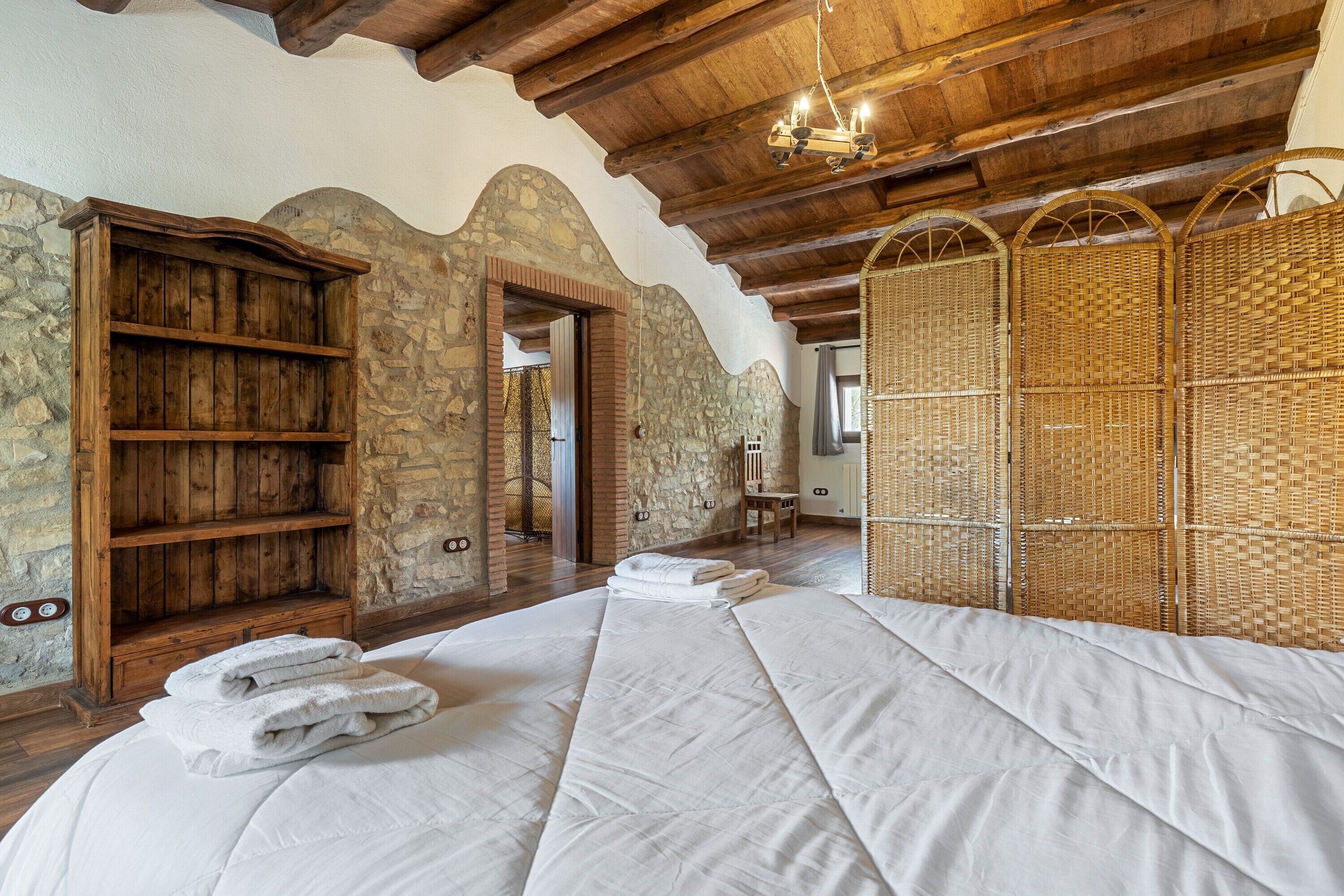 6 bedrooms, desk, free WiFi, bed sheets