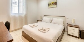 2 chambres, bureau, fer et planche à repasser, lit parapluie