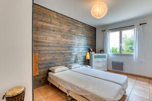 3 chambres, fer et planche à repasser