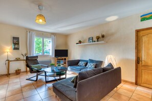 Fernseher, DVD-Player, Stereoanlage