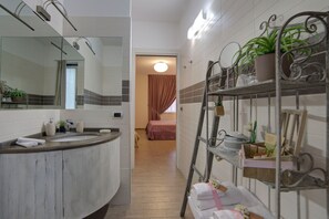 Deluxe Double Room, 1 Bedroom, Mountain View | Bathroom | Shower, rainfall showerhead, hair dryer, slippers - Villa Giò Cristina (Monteodorisio)