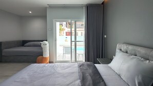 Una camera da letto moderna con un letto grande, un divano e un tavolino.