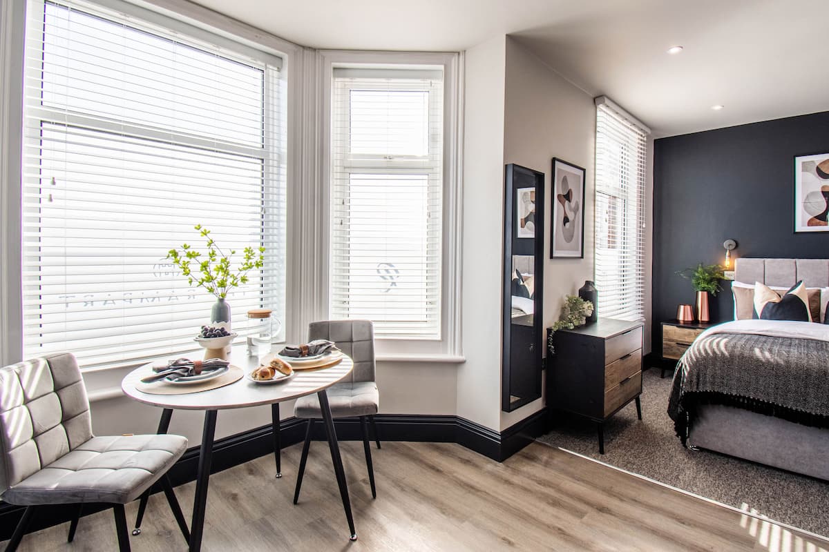 Grand Studio Suite, 1 Double Bed, Kitchen, Sea View | 1 bedroom, individually decorated, individually furnished