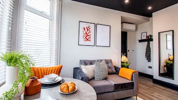 Suite Junior, 1 Tempat Tidur Double, dapur, pemandangan laut sebagian | Area keluarga | Smart TV 43-inci dengan saluran TV digital dan Netflix