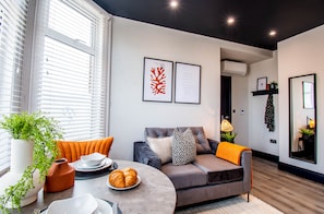 Junior Suite, 1 Double Bed, Kitchen, Partial Ocean View | Living area