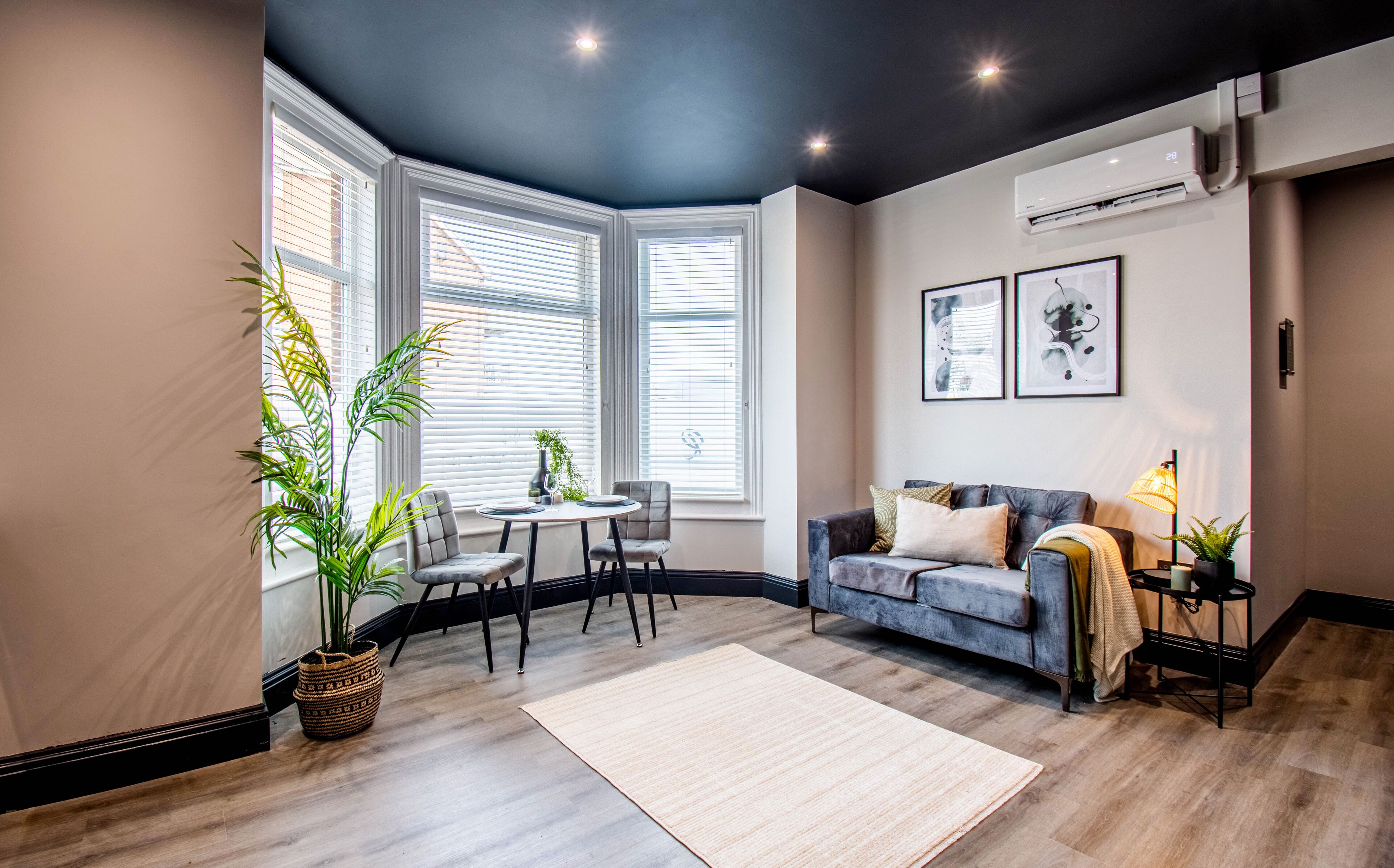 Superior suite, 1 tweepersoonsbed, keuken, gedeeltelijk uitzicht op oceaan | Woonruimte | Een 43-inch smart-tv met digitale zenders, Netflix en streamingdiensten