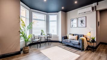 Superior suite, 1 tweepersoonsbed, keuken, gedeeltelijk uitzicht op oceaan | Woonruimte | Een 43-inch smart-tv met digitale zenders, Netflix en streamingdiensten