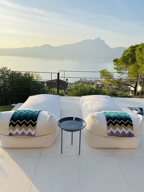 Property grounds - 4 Bedroom Villa in Torri del Benaco (Torri del Benaco)