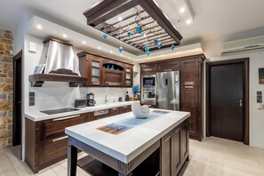 Jääkaappi, mikroaaltouuni, uuni, liesi