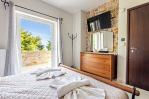 4 makuuhuonetta, työpöytä, äänieristys, silitysrauta/-lauta