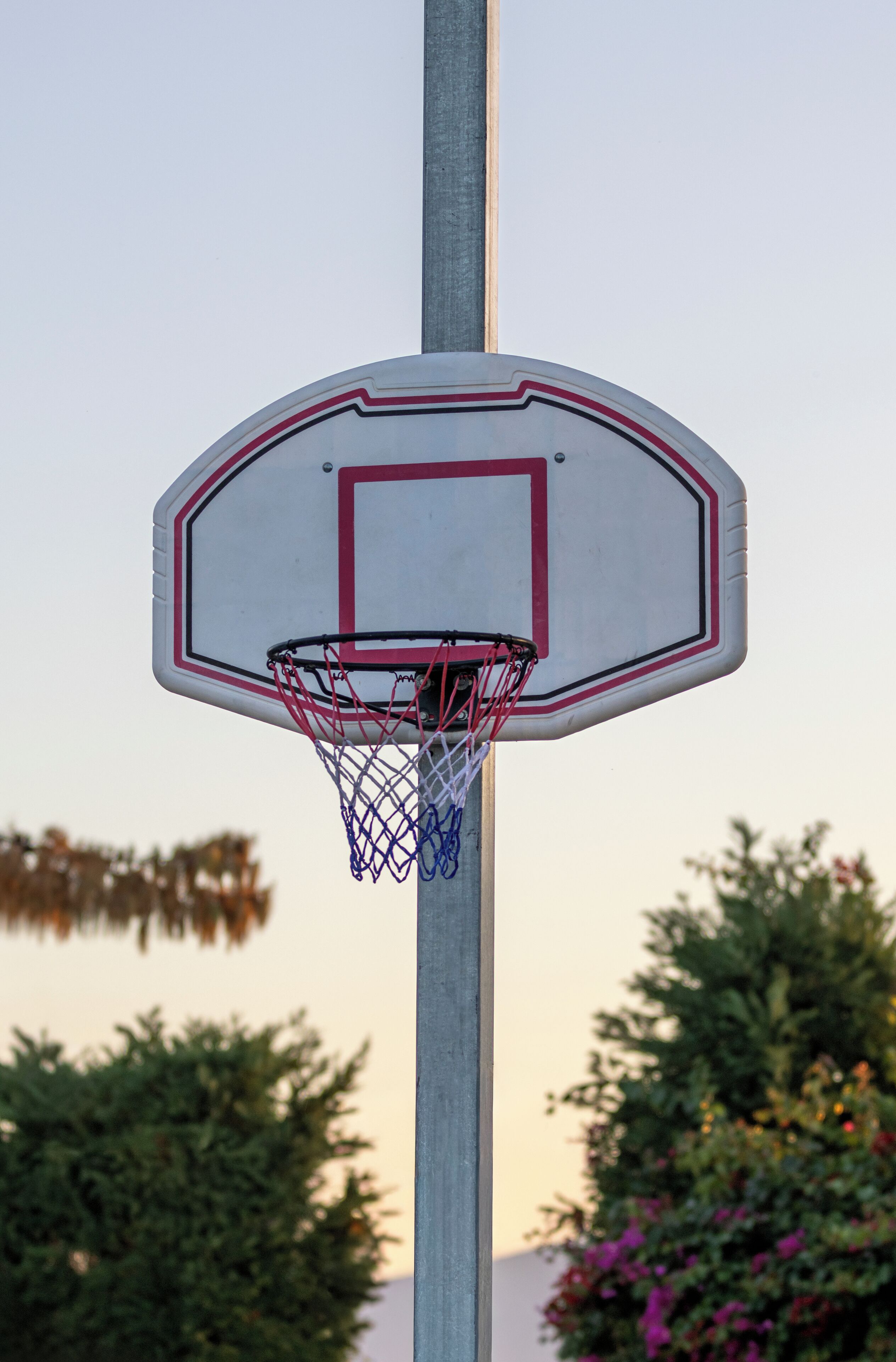 Un panier de basket fixé à un poteau.