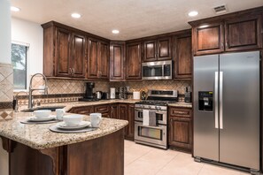 Fridge, microwave, oven, stovetop - 4b3b Spacious House/Free Parking/Pet friendly (Riverside)