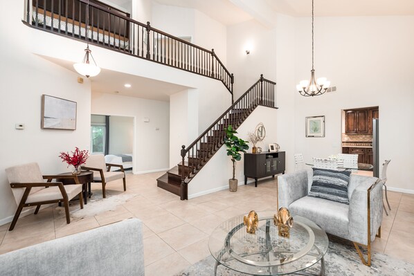 TV - 4b3b Spacious House/Free Parking/Pet friendly (Riverside)