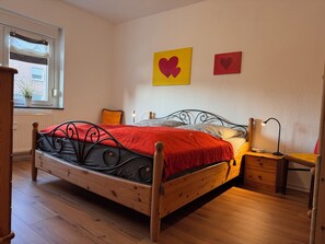 2 chambres, fer et planche à repasser, lit de bébé portatif