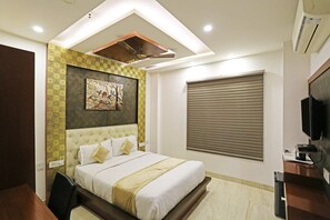 Premium bedding, in-room safe, desk, laptop workspace - Hotel MGM Residency (New Delhi)