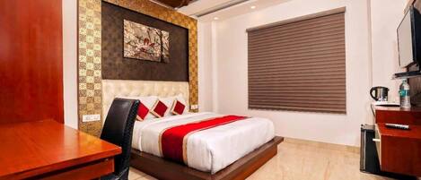 Deluxe-rum | Sängtillbehör av högsta kvalitet och värdeförvaringsskåp på rummet