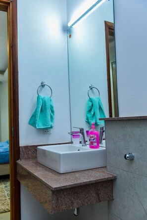 Dusj, håndklær, såpe og toalettpapir