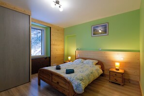 2 bedrooms, free WiFi, bed sheets - Apartment 'Le Bouquetin' in House with Mountain View, Private Terrace and Balcony (Entremont)