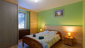 2 slaapkamers, een strijkplank/strijkijzer, gratis wifi, beddengoed
