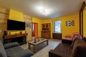 TV - Apartment 'Le Bouquetin' in House with Mountain View, Private Terrace and Balcony (Entremont)