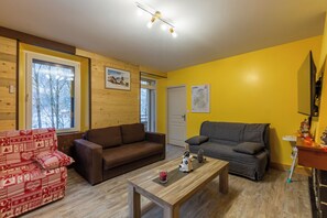 TV - Apartment 'Le Bouquetin' in House with Mountain View, Private Terrace and Balcony (Entremont)