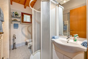 Een douche, een haardroger, handdoeken