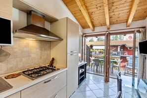 Fridge, microwave, oven, stovetop - Apartment 'Residence La Corte' with Shared Pool, Balcony and Air Conditioning (Castelnuovo del Garda)