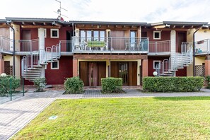 Exterior - Apartment 'Residence La Corte' with Shared Pool, Balcony and Air Conditioning (Castelnuovo del Garda)