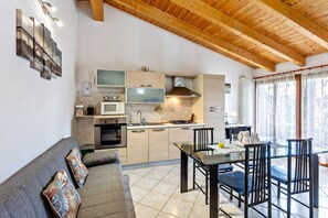 Fridge, microwave, oven, stovetop - Apartment 'Residence La Corte' with Shared Pool, Balcony, and Air Conditioning (Castelnuovo del Garda)